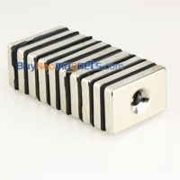 2PCS 30ミリメートルX 20ミリメートルx 5mmの厚さのホール5ミリメートルN35強力ブロック皿希土類ネオジム磁石と