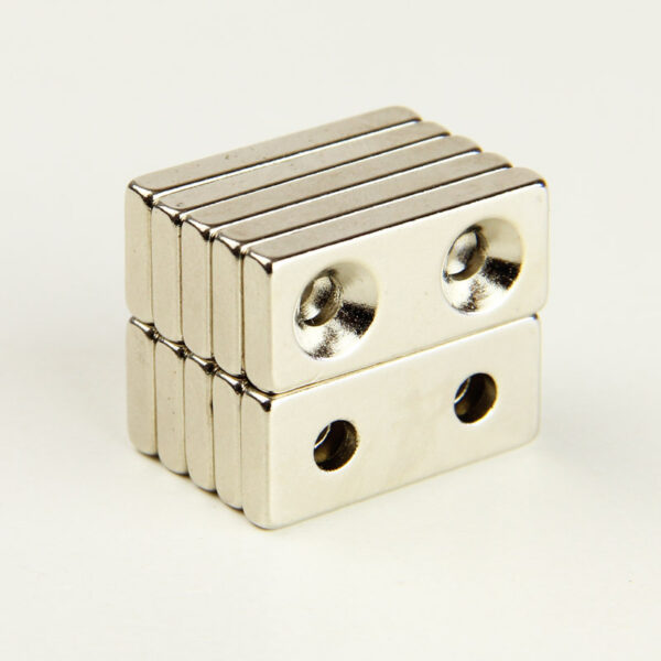 Imán de bloque de neodimio 28x12x4 mm con doble orificio avellanado Imanes avellanados de barra de 4 mm (40 Embalar)